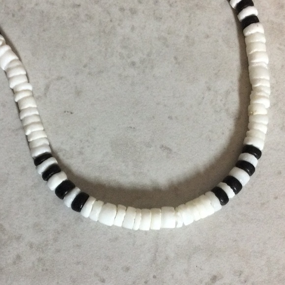 Striped white Puka shell necklace - Picture 4 of 8